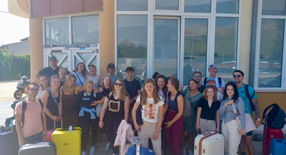 Groepsfoto bij de luchthaven Groepsfoto bij de luchthaven